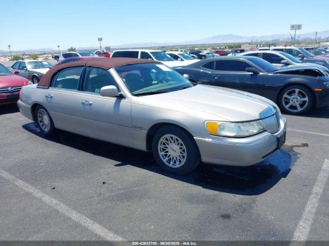  Salvage Lincoln Towncar