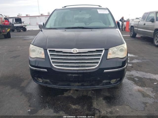 Chrysler Town & Country New Limited Image 3