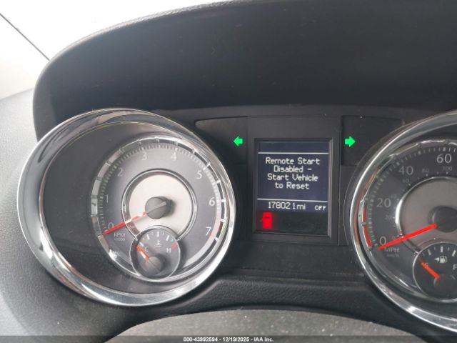 Chrysler Town & Country Touring Image 12