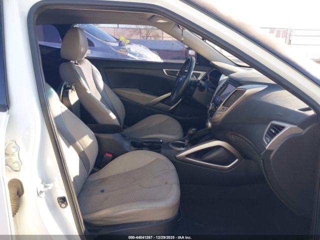 Hyundai VELOSTER Image 2