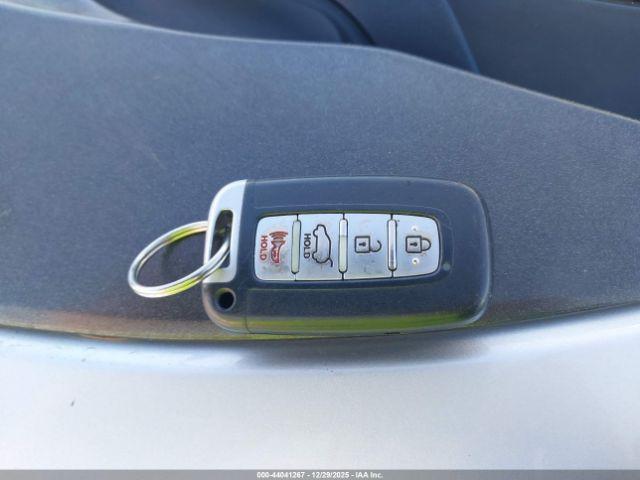 Hyundai VELOSTER Image 6