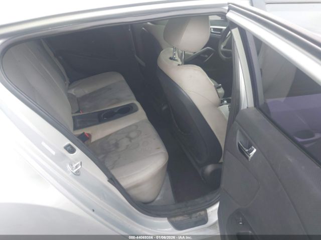 Hyundai VELOSTER Image 2