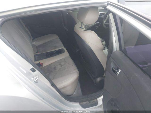 Hyundai VELOSTER Image 2